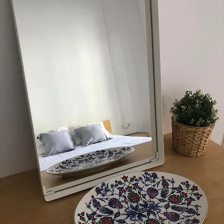 1 Casual Apartments *